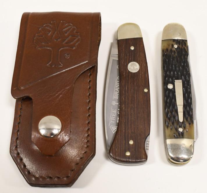 (2) Folding Knives / Remington & Boker Tree Brand: Lot of two folding knives. Lot includes a Remington model R4353B Custom 2004 Christmas knife and a Boker Tree Brand model 1000 folding knife in leather sheath. Both are in good condition with some wea