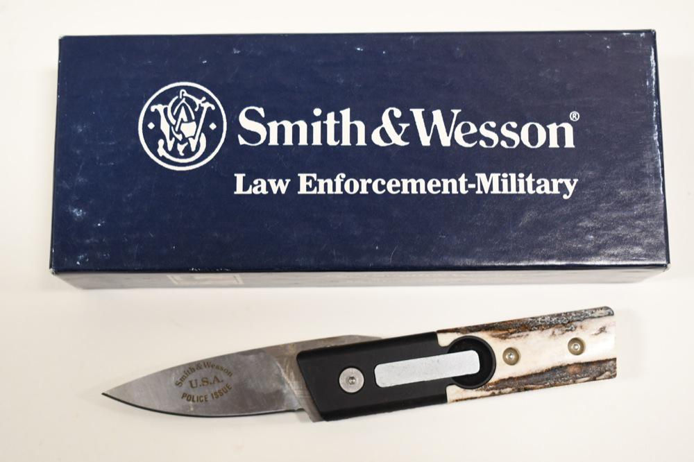 Smith & Wesson SW1232 Stag Switchblade Knife: Smith & Wesson model no. SW1232 stag handle automatic switchblade folding knife. Nice condition with some wear from use. Includes original box. When closed it measures approximately 3" across.