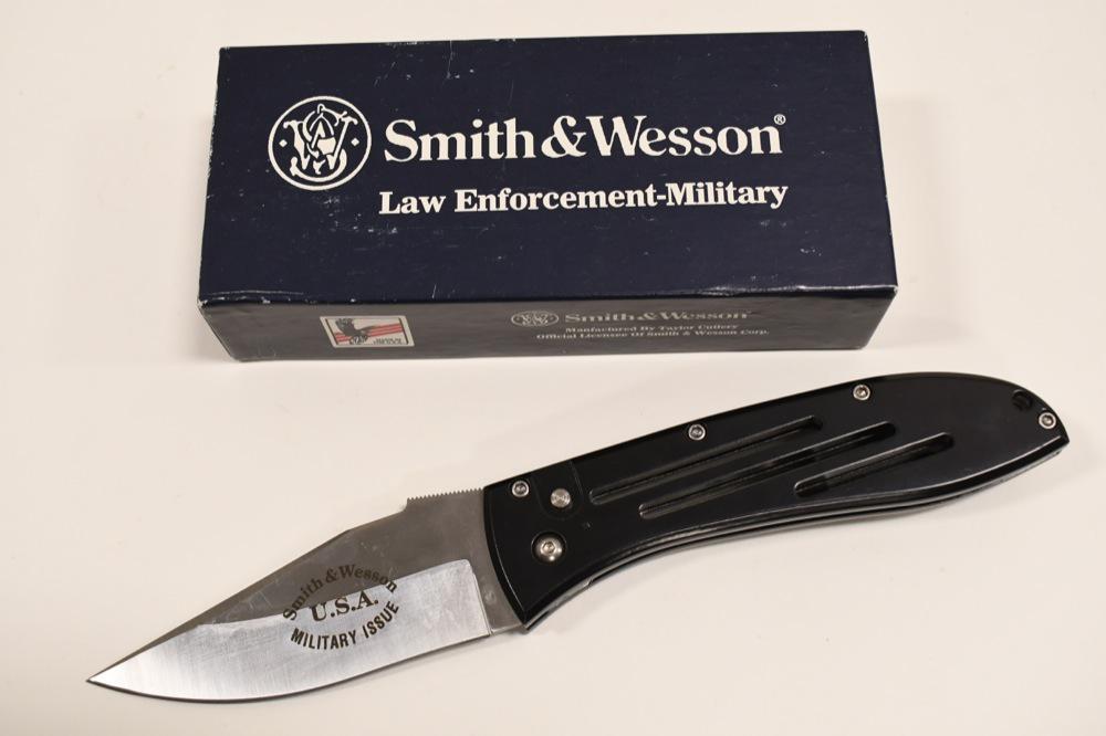 Smith & Wesson SW1000 Military Switchblade Knife: Smith & Wesson model no. SW-1000 Military Issue automatic switchblade folding knife. Nice condition with some wear from use. Includes original box. When closed it measures approximately 5-1/2" across.