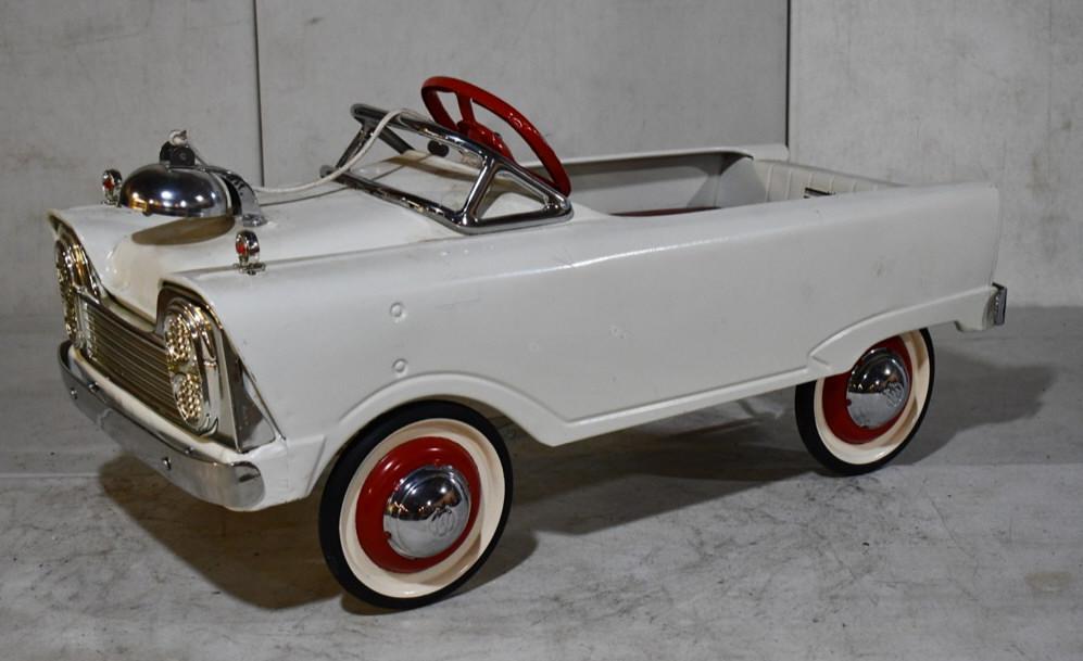 Restored Murray Fire Cheif Pedal Car (1 of 5)