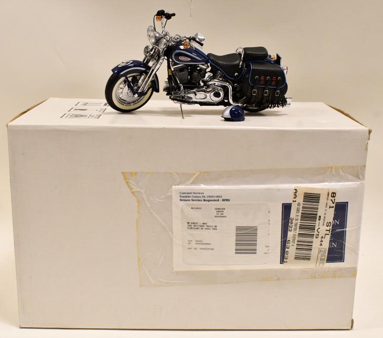 1/10 F.M. Harley-Davidson Blue Heritage Springer (1 of 8)