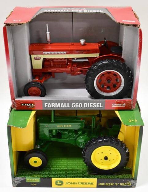 1/16 Ertl John Deere "G" & Farmall 560 Tractor: 1/16 scale Ertl John Deere model "G" wide front and Farmall 560 wide front tractor. Good condition in the boxes.