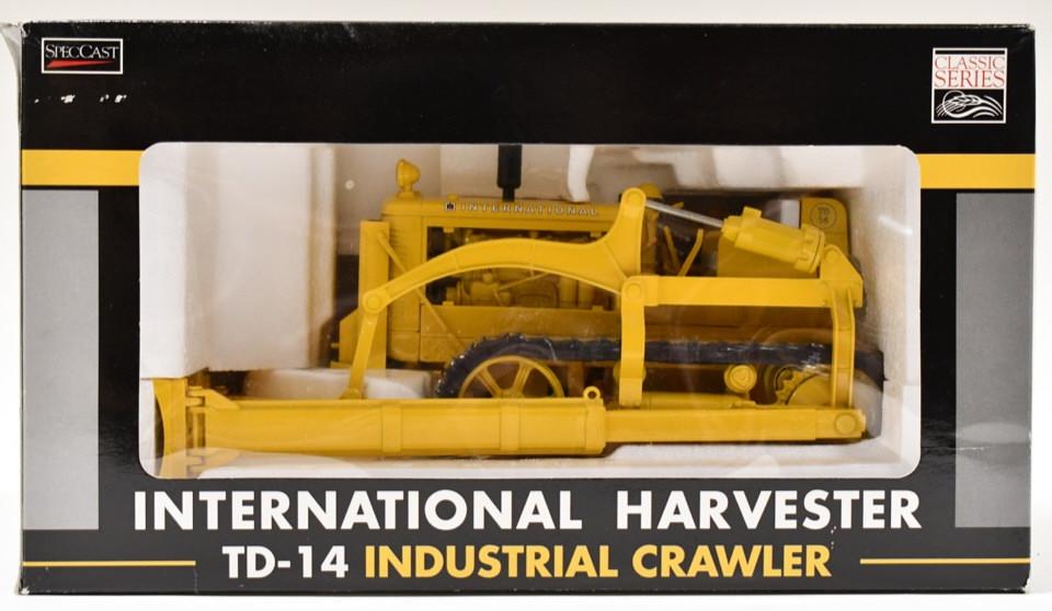 1/16 SpecCast IH TD-14 Industrial Crawler w/ Blade (1 of 4)