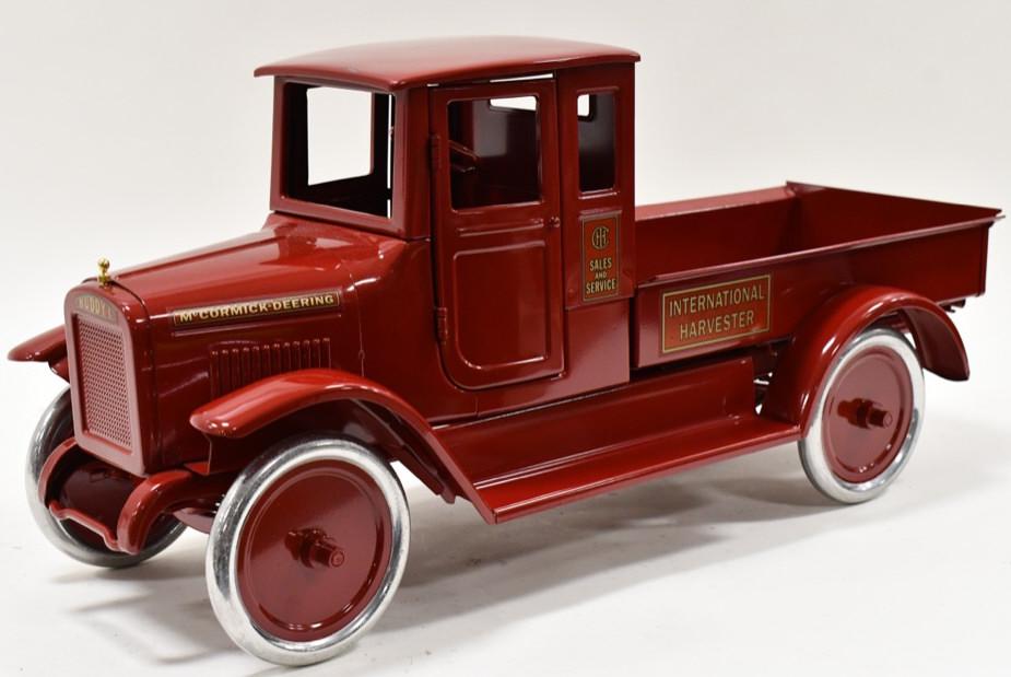 T-Reproduction Buddy L IH Red Baby Express Truck (1 of 8)