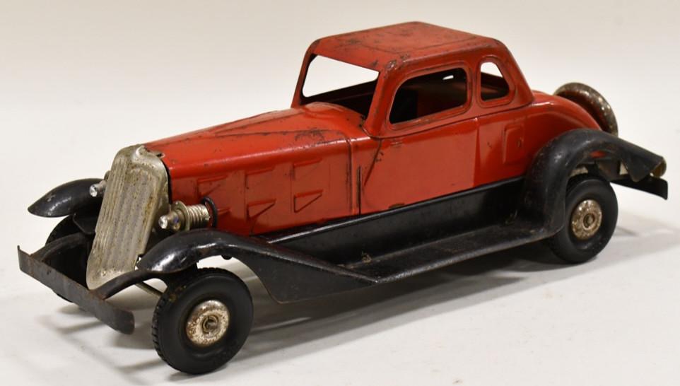 Hoge Mfg. Co. Windup Fire Chief Car: Hoge Mfg. Co. windup Fire Chief car. Displays nicely with headlights and nickel plated spare tire. The windup and siren works. The car has paint loss and wear from play and age. The battery operated h