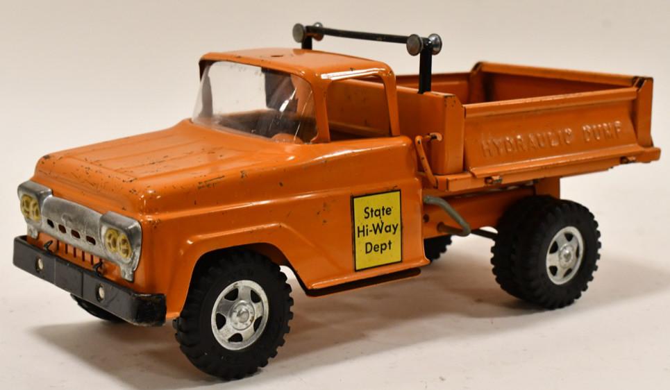 Tonka State Hi-Way Dept. Hydraulic Dump Truck: Original Tonka State square fender Hi-Way Dept. hydraulic dump truck. The hydraulic seems to be froze up. It is missing the siren. The truck has paint loss and wear from play and age. Measures approxi