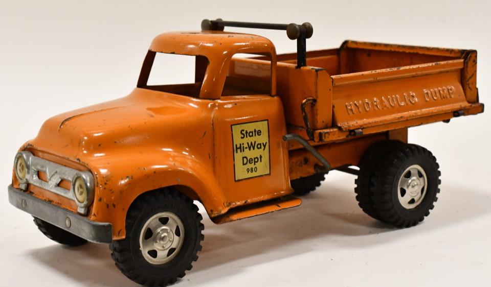 Tonka State Hi-Way Dept. Hydraulic Dump Truck: Original Tonka round fender State Hi-Way Dept. hydraulic dump truck. The hydraulic needs some work. It is missing the siren. The truck has paint loss and wear from play and age. Measures approximately