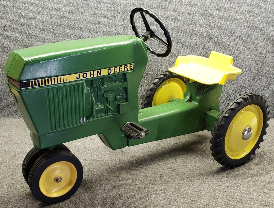Ertl John Deere Model 520 Pedal Tractor (1438) on Oct 16, 2021 Kraft
