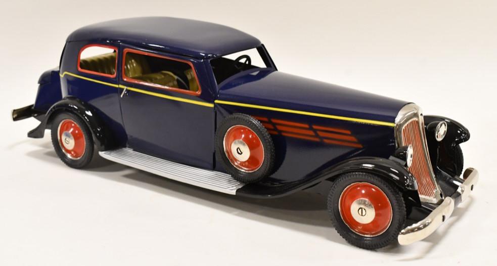 Contemporary Paya 1935 Gran Turismo Tin Auto Sedan (1 of 8)