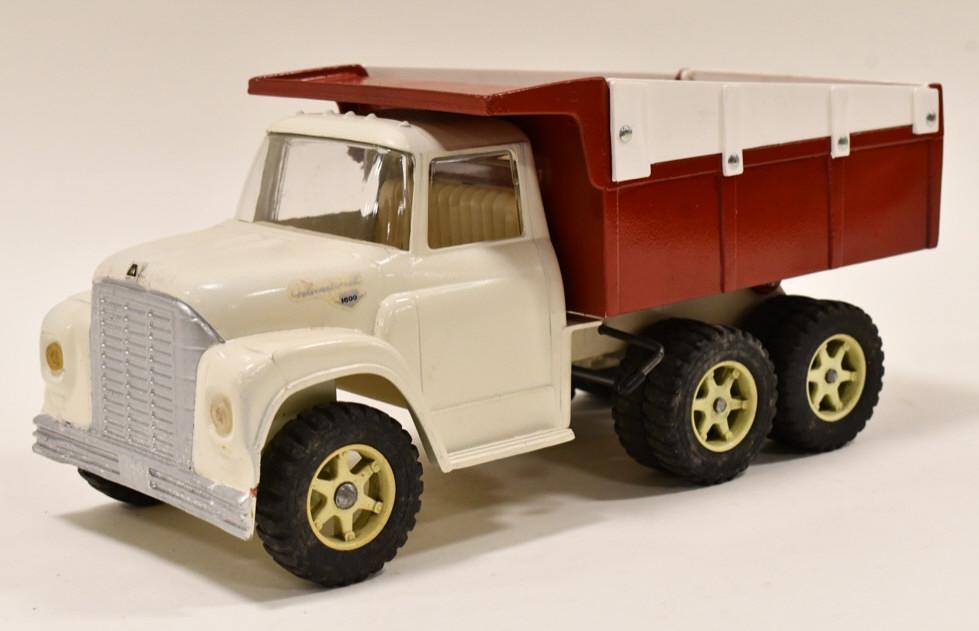 Ertl International Loadstar Hydraulic Dump Truck (1 of 6)
