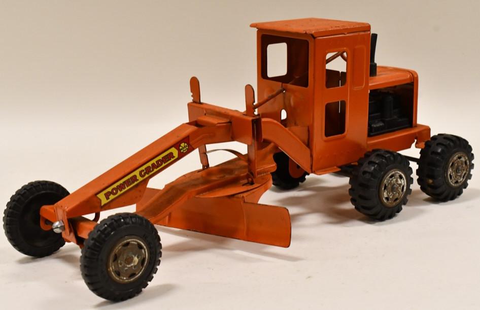 Marx Power Grader Road Grader: Marx Power Grader orange road grader. The road grader has paint loss and wear from play andage. Measures approximately 17" long.