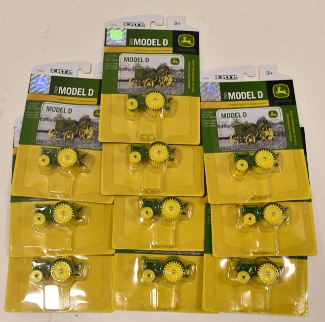 (10) 1/64 Ertl John Deere Unstyled D Tractors: (10) 1/64 scale Ertl John Deere Unstyled "D" tractors. Good condition in the packages.