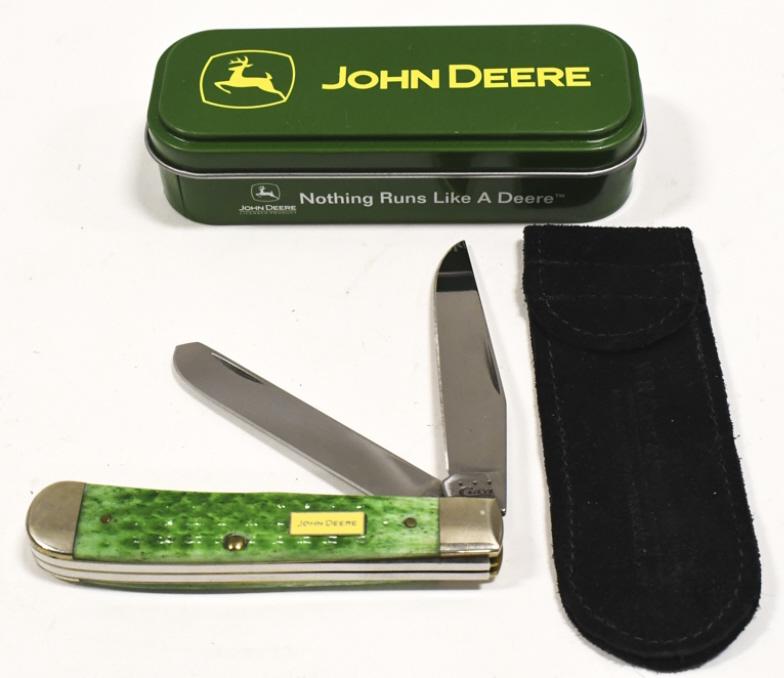 Case XX John Deere 6254 Trapper Knife In Tin: Case XX John Deere model 6254 Trapper folding knife with green bone handle in collector's tin. Nice condition with light wear from use. When closed it measures approxiamtely 4" across.