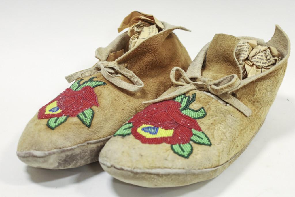 Authentic Native American Rose Beaded Moccasins (1 of 9)