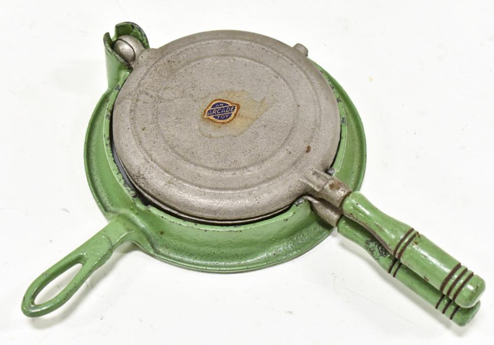 Arcade Cast Iron Childs Waffle Iron (1 of 6)