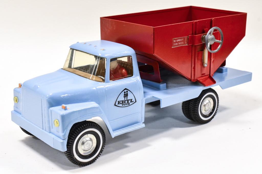 Restored Ertl IH Loadstar Gravity Feed Truck (1 of 7)