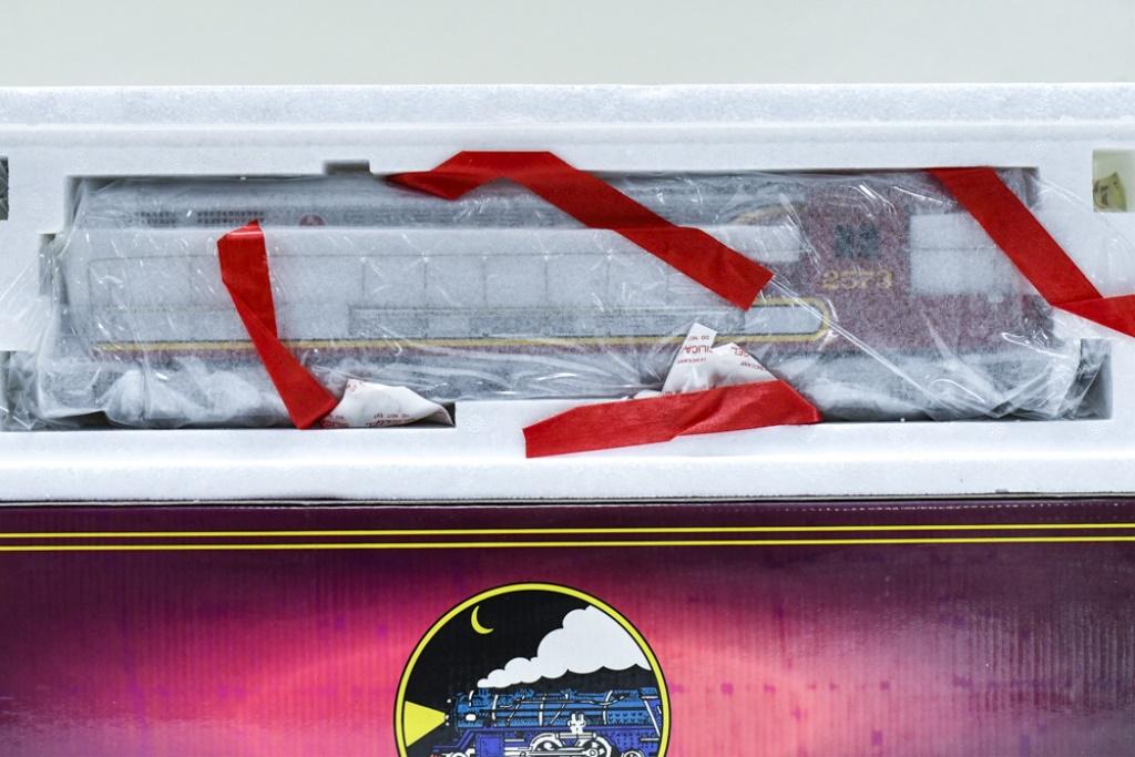 MTH #2573 Santa Fe Cab FM Trainmaster Diesel (1 of 3)