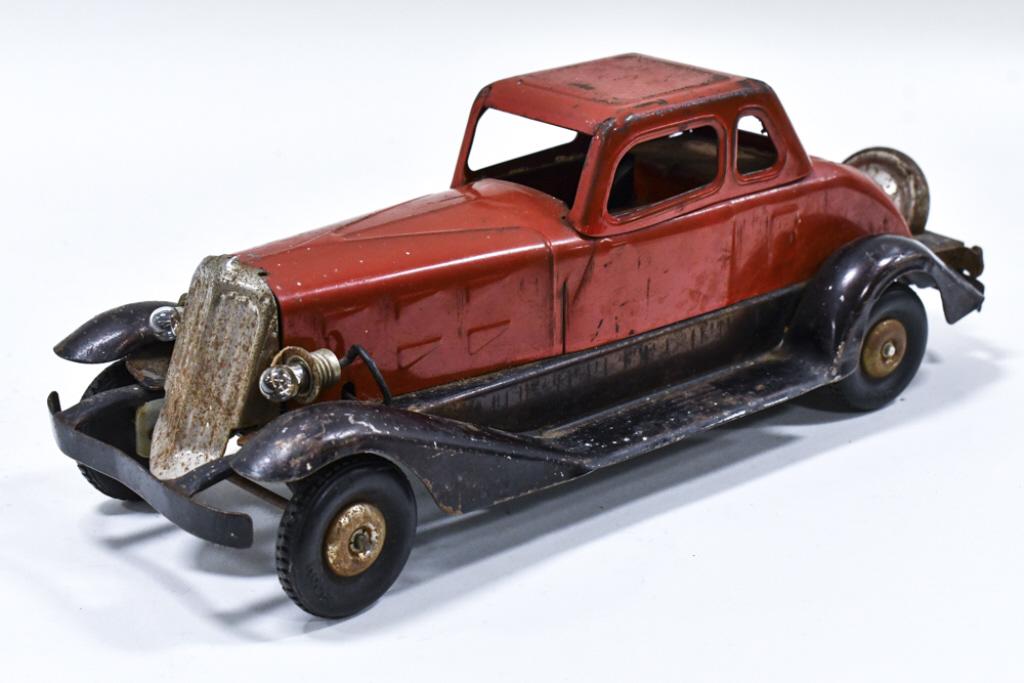 Hoge Mfg. Co. Windup Fire Chief Car: Hoge Mfg. Co. windup Fire Chief car. Displays nicely with headlights and nickel plated spare tire. The windup and siren works. Nice condition with some paint loss and wear from play and age. Measures