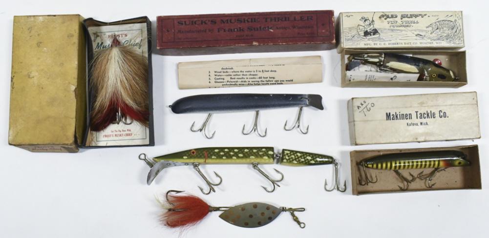 Lot Of Vintage Muskie Fishing Lures: Lot of 6 vintage muskie / musky fishing lures. Lot includes a Suick's Muskie Thriller in original box with paperwork, a Frost's Musky-Chief in original box, Mud puppy in original box with paperwork, a