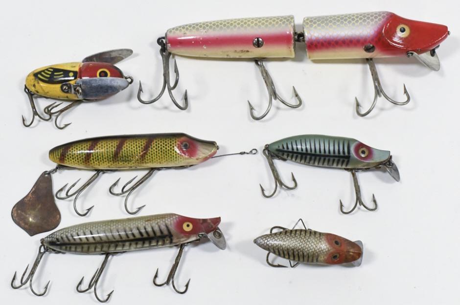 Vintage Heddon Fishing Lure Lot: Large lot of 6 vintage Heddon brand fishing lures. Lot includes a Giant Joint Vamp, no snag River Runt Spook Sinker, Crazy Crawler, Flap-Tail, River Runt Spook Floater, and a Vamp Spook. Lures vary in