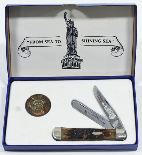 1986 Case XX Statue Of Liberty Silver Edition Set: 1986 Case XX Statue Of Liberty Sliver Edition folding knife set. Set includes a 1 ounce .999 silver coin and a model 6254 Trapper 2-blade folding knife. Set appears to be in overall good condition wit