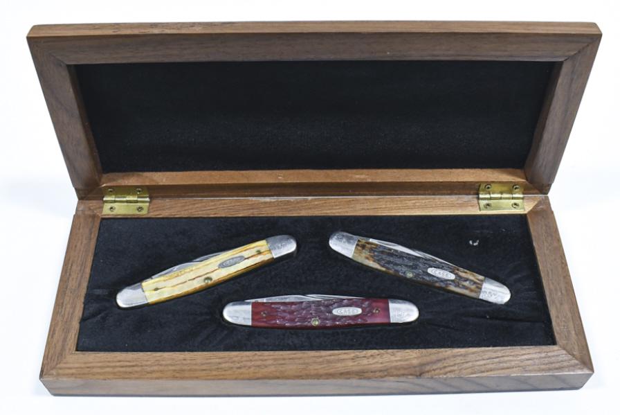 1993 Case XX Whittler Folding Knife Set w/ Case: 1993 Case XX three Whittler folding knife set in original wooden display case. This set is no.132 of 500. It includes three model no.6347 folding knives. Set appears to be in good condition with wear 