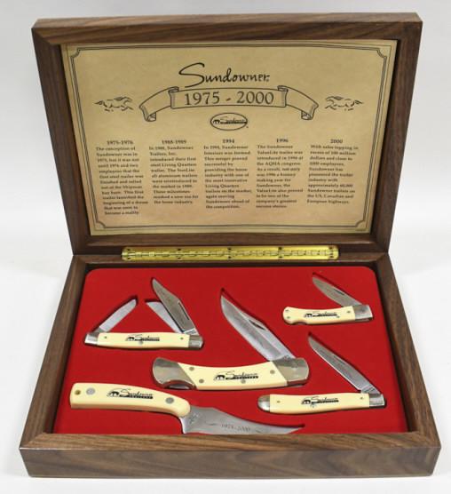 2000 Schrade Sundowner Trailers 5 Knife Set: 25th Anniversary Sundowner Trailers Schrade 5 knife set in original display case. Set appears to be in very nice condition with some light surface rust on some of the blades and wear from age and stor