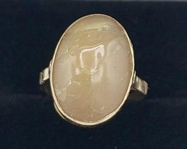 Ladies 10K Yellow Gold Moonstone Ring: 10K yellow gold moonstone ring. Size 7, Total weight 2.5 grams