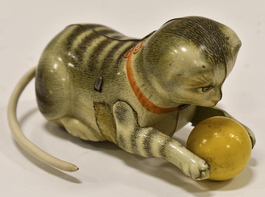 German Tin Litho Windup Cat Chasing Ball (1 of 5)