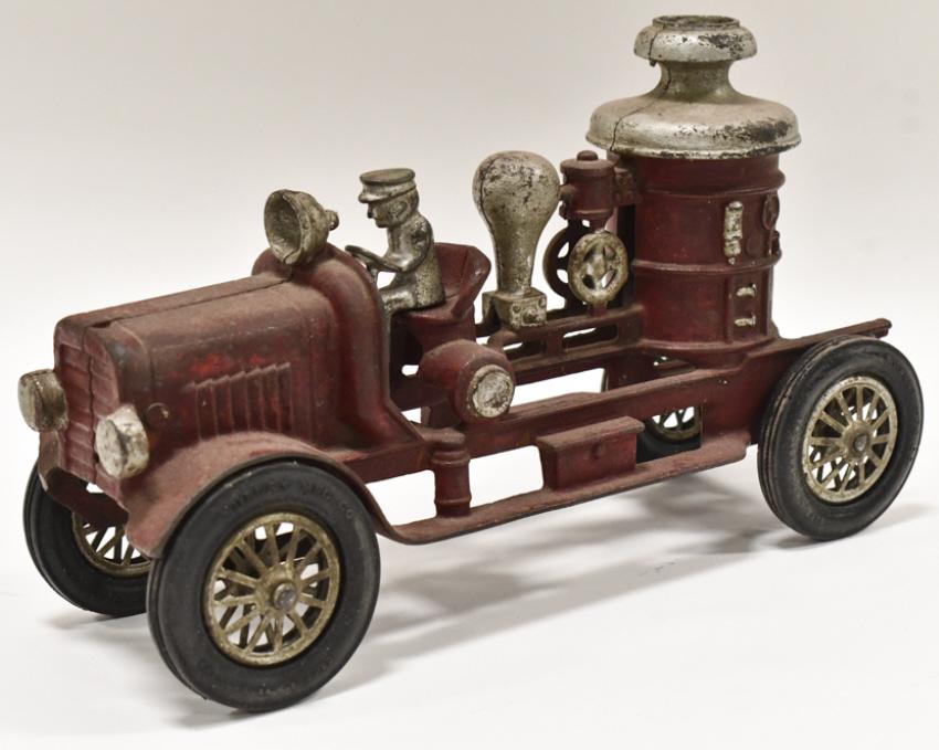 Hubley Cast Iron Fire Pumper Truck (1 of 8)
