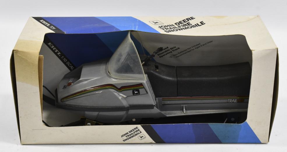 1/10 Ertl John Deere Trailfire Snowmobile (1 of 8)