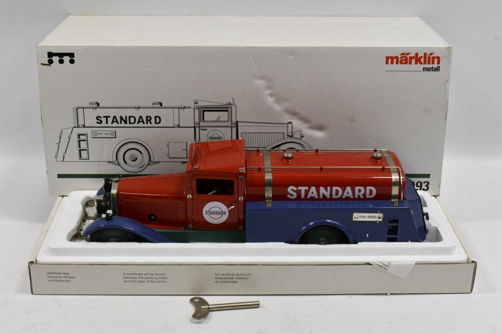 Märklin #1993 Standard Oil Tanker Truck (1 of 8)