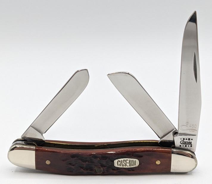 2000 Case XX Millennium Set Bone Medium Stockman: 2000 Case XX Millennium Set Redbone Medium Stockman 6318 Set No. 450 of 500. Knife is in like new condition. Longest blade length of 2-3/4in and overall length of 8in when open.