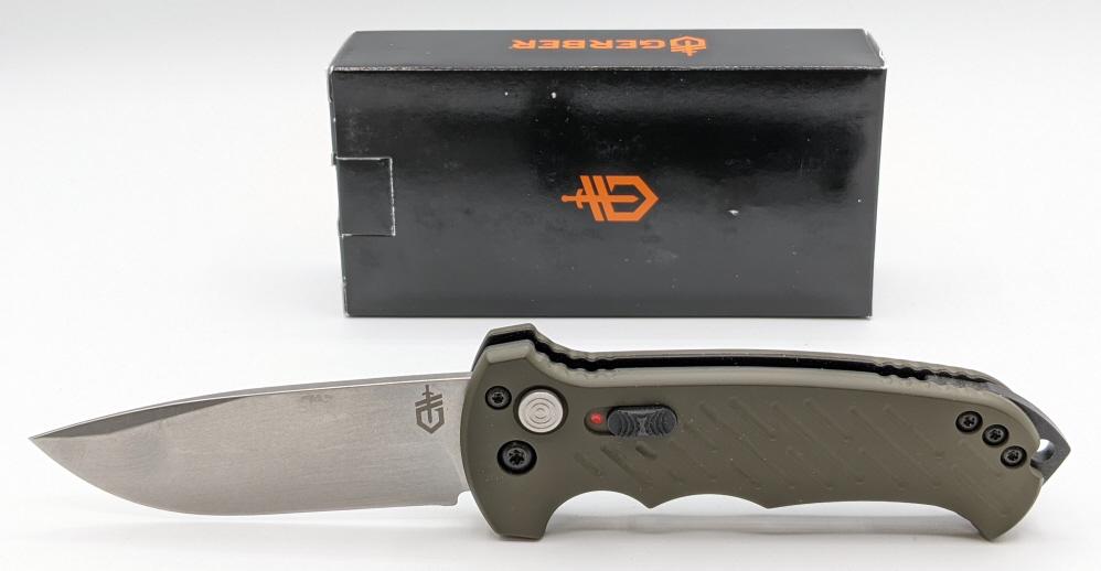 NIB Gerber 06 Auto Switchblade: NIB Gerber 06 Auto Switchblade w/ Strike Point Pommel. Blade length of 3-1/2in and overall length of 8-1/2in when open.