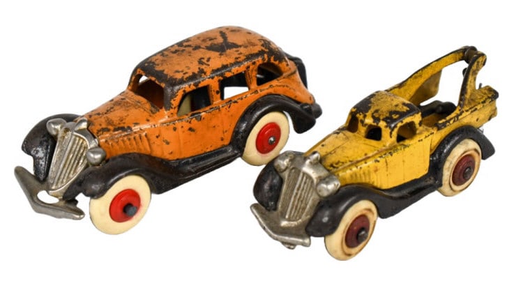 Hubley Cast Iron Sedan #2128 & Wrecker #2155 (1 of 8)