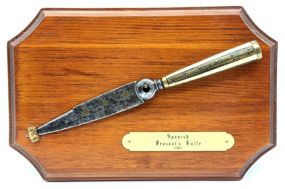 Antique Spanish Decorated Knife w/ Plaque: Antique Spanish Decorated Knife w/ Plaque. Knife is in very nice condition and is believed to of been cleaned at some point. Knife features 2-14in false edge, three round brass inserts, and scalloping