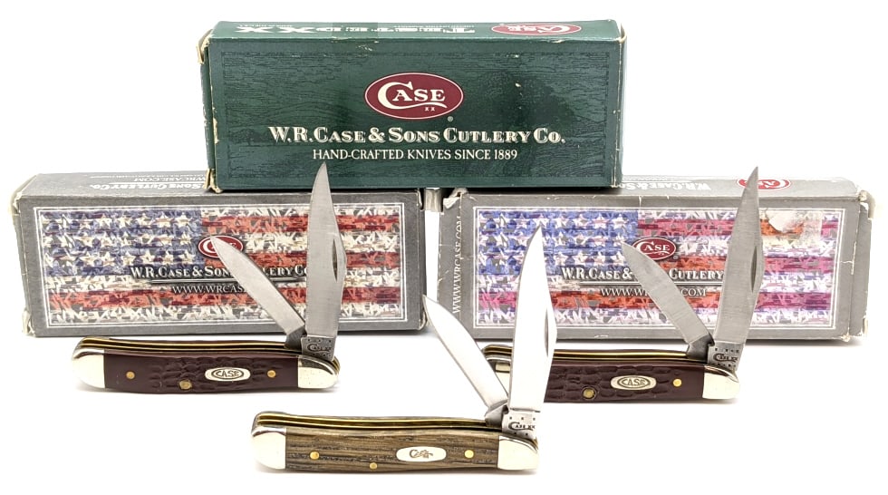 Case XX (2) Brown Peanuts and Brown Electrician: Case XX 2012 & 16 Brown Bone Peanuts and 2001 Brown Bone Electrician w/ Boxes. Knives are in like new condition but boxes are worn. Largest blade length of 2-3/8in and overall length of 5in when open.