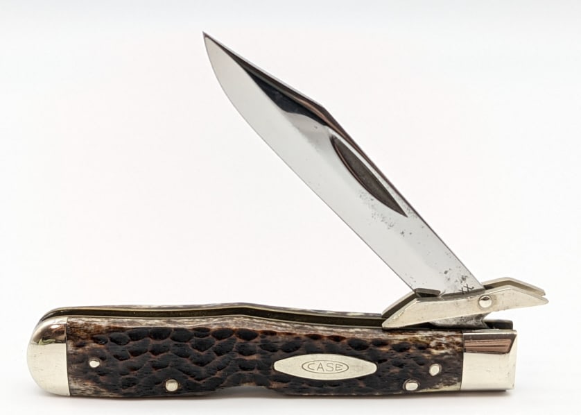 1977 Case XX Jigged Bone Cheetah 6111 1/2: 1977 Case XX Jigged Bone Cheetah 6111 1/2. Knife is in good condition with polished blade and some finish wear. Blade length of 3-5/8in and overall length of 7-7/8in when open.