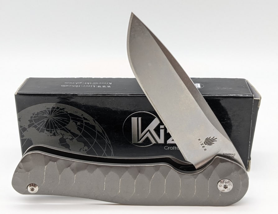NIB Kizer Matt Cucchiara Dukes Flipper Knife: NIB Kizer Matt Cucchiara Dukes Flipper Knife Ki5466A2. Knife features stonewash blade and stone finish titanium handle. Blade length of 3-1/2in and overall length of 8-1/2in when open.