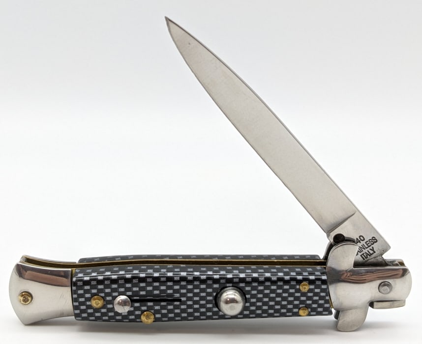 Italian Stainless Carbon Fiber Pattern Switchblade: Italian Stainless Carbon Fiber Pattern Switchblade. Knife is in like new condition. Blade length of 4in and overall length of 8-3/4in when open.
