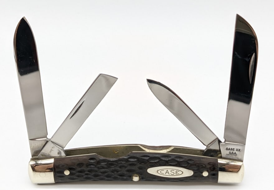 1973 Case XX Jigged Delrin Congress 64052: 1973 Case XX Jigged Delrin Congress 64052. Knife features polished blades with minimal wear. Knife is in very good condition. Largest blade length of 2-5/8in and overall length of 8-1/8in when open.