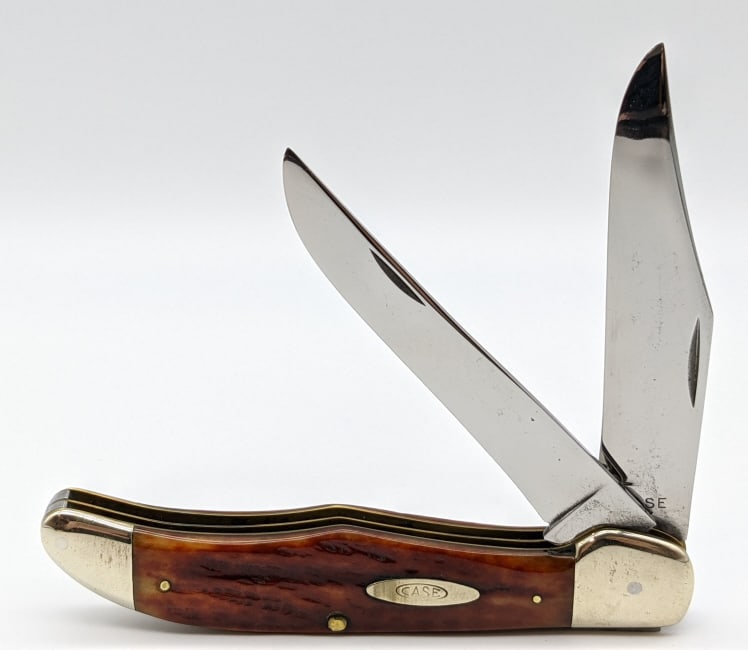 1940-64 Case XX Jigged Bone Large Hunter 6265SAB: 1940-64 Case XX Ox Blood Jigged Bone Large Hunter 6265SAB. Knife features polished blades with some material loss and traces of pitting. Knife is in very good condition. Largest blade length of 4-1/4i