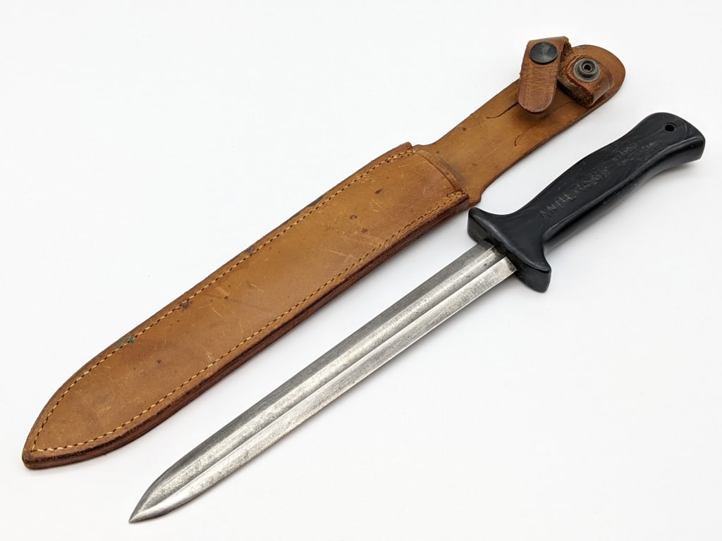 WW2 US Anderson Injection Molded Fighting Knife (1 of 8)