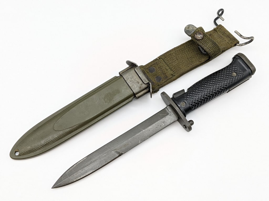 Vietnam Era US M5A1 M1 Garand Bayonet w/ Scabbard: Vietnam Era Milpar Col US M5A1 M1 Garand Bayonet w/ M8A1 Scabbard. Knife was made by Columbus Milpar Mfg. and features single edge spear point blade and plastic handle scales with easy access release.
