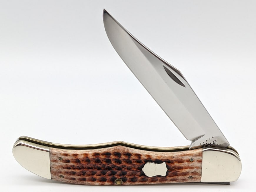2010 Case XX Jigged Bone Large Folding Hunter 6165: 2010 Case XX Jigged Bone Large Folding Hunter 6165. Knife is in very nice condition with minor wear on the bolsters from handling. Blade length of 4-3/8in and overall length of 9-1/4in when open.