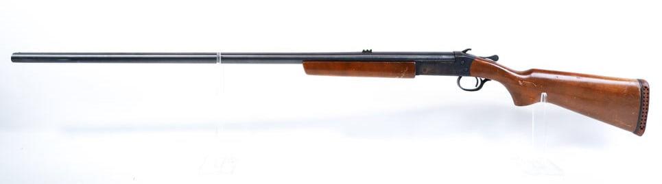 Winchester Model 370 12 Ga. Single Shot Shotgun: Winchester Model 370 single shot shotgun in 12 gauge. The shotgun has a 36" full choke barrel. The shotgun is in good used condition with use and age wear. SN: C386585. FFL transfer required. (846-9)