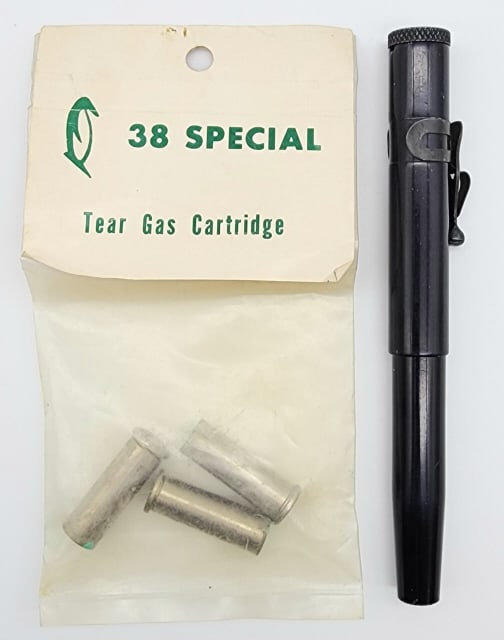 Federal Laboratories Tear Gas Pen Gun: Federal Laboratories Tear Gas Pen Gun. Comes with three .38 special caliber tear gas cartridges. Pen is in nice condition with nice black finish. Measures 5-1/4in long.