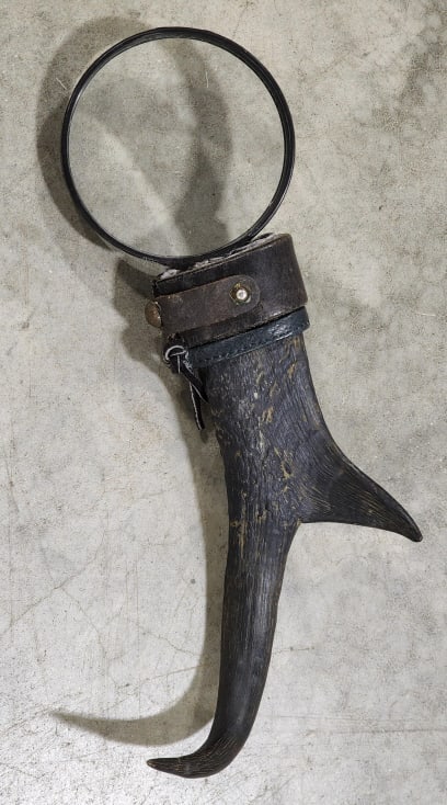 Pronghorn Antelope Magnifying Glass w Leather Wrap: Pronghorn Antelope Magnifying Glass w/ Leather Wrap. Piece is in nice new condition. Measures approx 12in long.