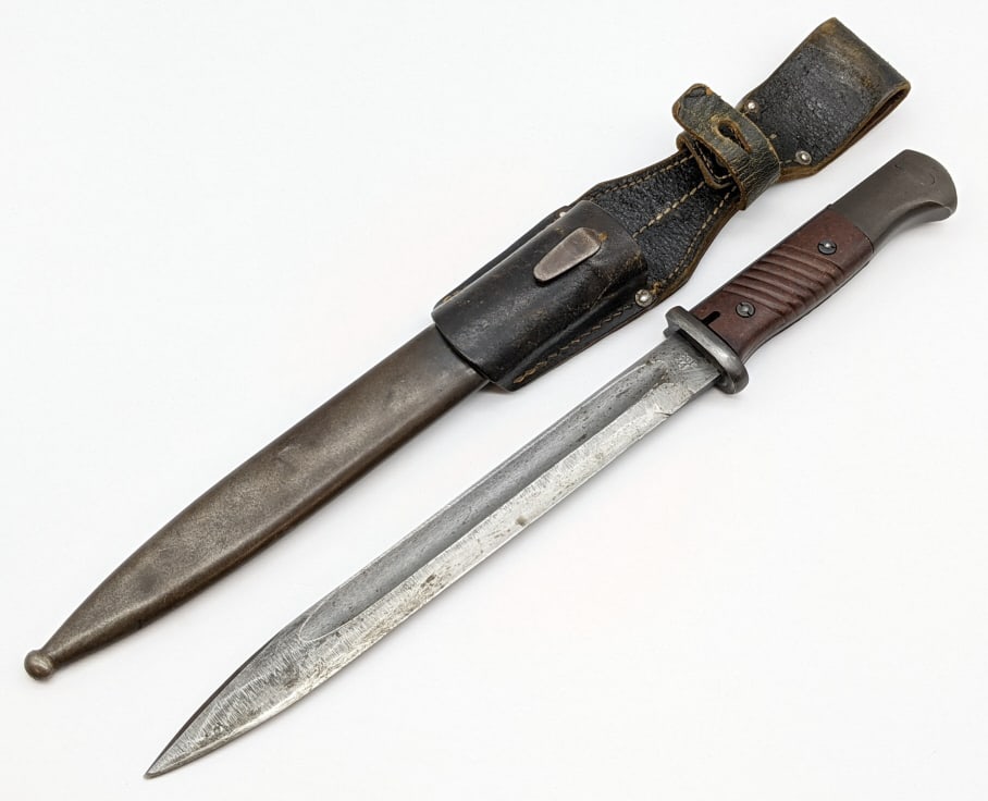 WW2 1944 German K98 Mauser Bayonet w/ Scabbard: WW2 1944 German K98 Mauser Bayonet w/ Scabbard & Frog. Knife is manufactured by Waffenfabrik Carl Eickhorn, Solingen (cof) and features single edge spear point blade and fluted bakelite handle scales.