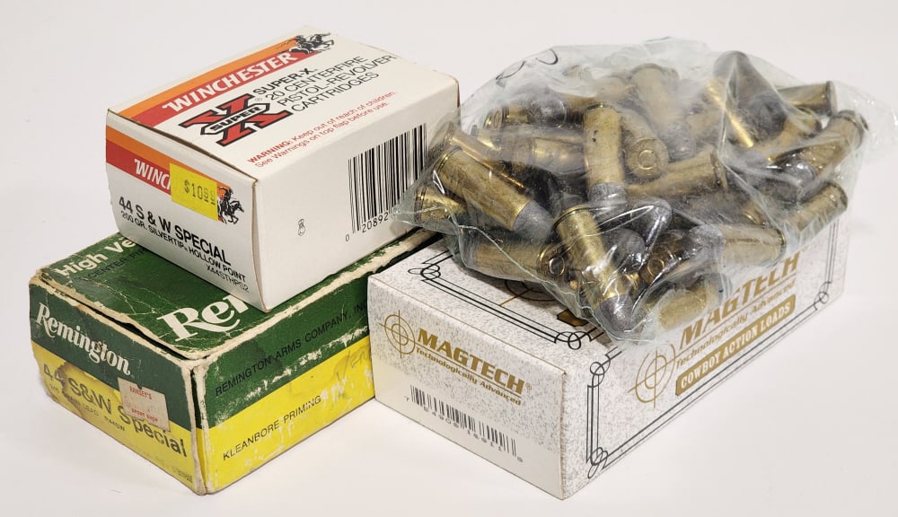 163 Rounds of Various Boxed & Loose .44 S&W Spl: 163 Rounds of Various Boxed & Loose .44 S&W Spl. Includes 50 Magtech 240Gr Flat Nose, 20 Winchester Silvertip HP, 38 Remington 246Gr Soft Point, and 55 mixed rounds.